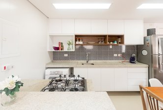 Cozinha integrada com sala e área de serviços