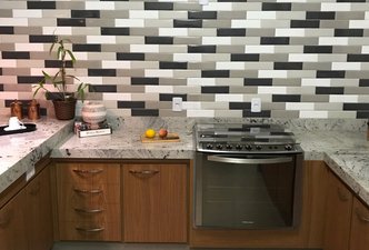 Cozinha/ bancadas espaçosas com tons de cinza