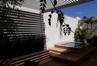 Área de pérgola e jacuzzi
