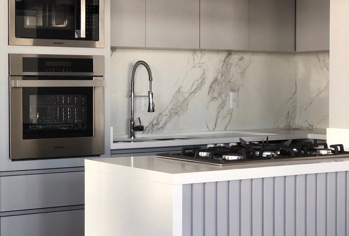 COZINHA CINZA E BRANCA