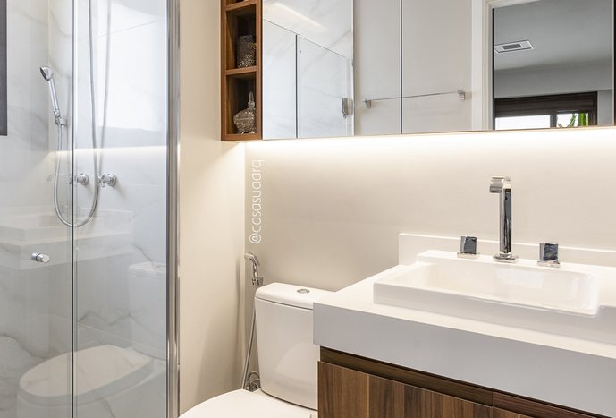 Banheiro em porcelanato mármore