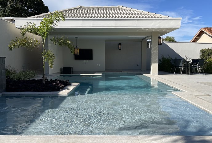 Piscina com bar molhado