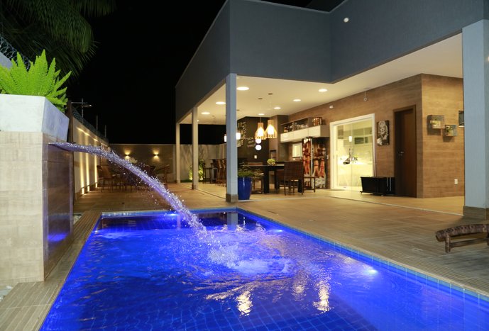 ÁREA EXTERNA A NOITE