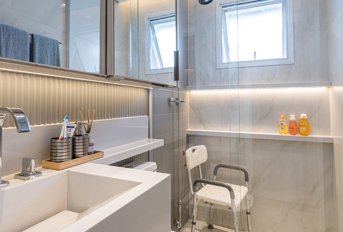 Banheiro branco e cinza