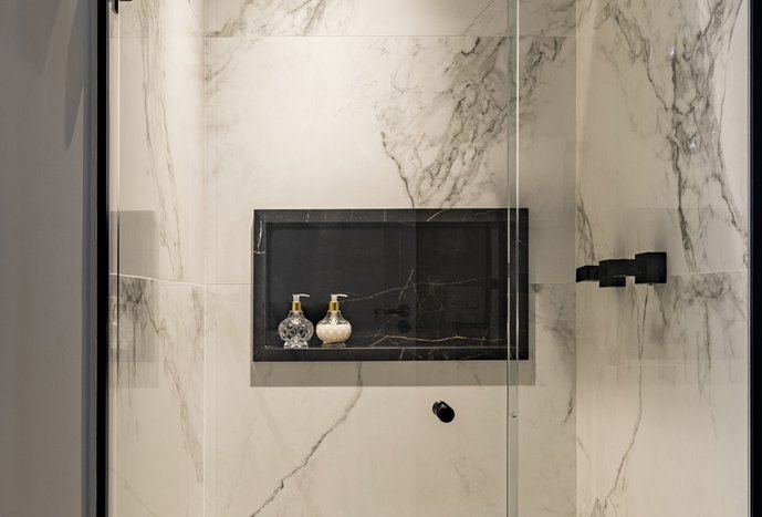 Banheiro preto e branco