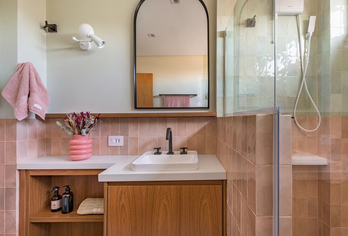 Banheiro rosa e verde